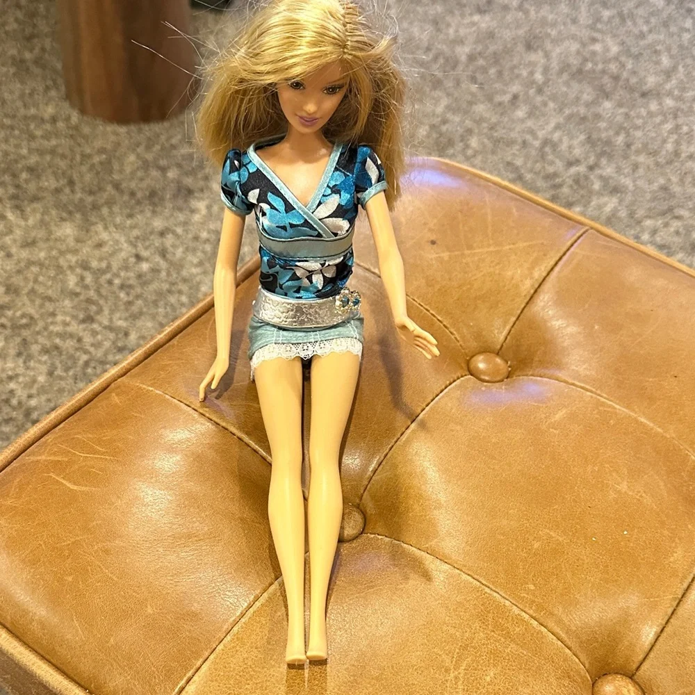 Mattel Doll with Blue and Blonde Features - Picture 4 of 6